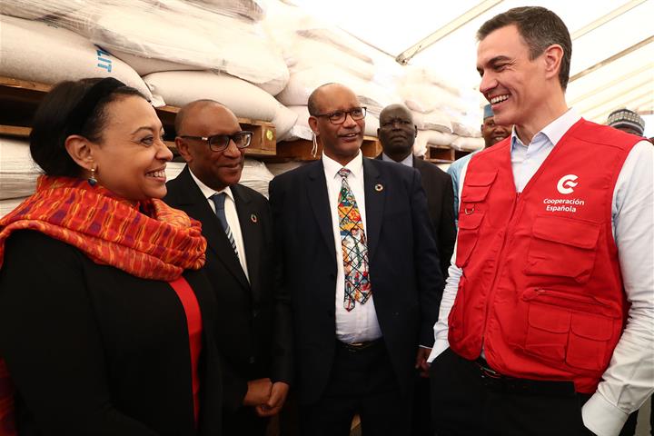 El presidente del Gobierno, Pedro Sánchez, durante la visita al la base logística del Programa Mundial de Alimentos