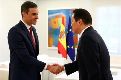 28/02/2023. El presidente Sánchez recibe a los CEO de SK y Samsung Electronics. El presidente del Gobierno, Pedro Sánchez, recibe a una dele...