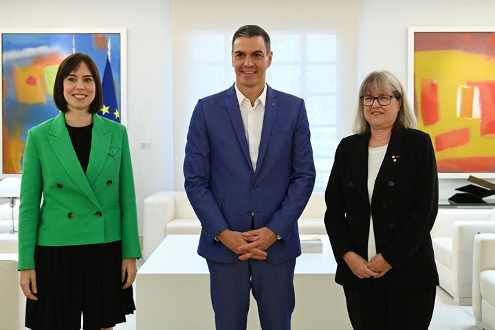 28/09/2023. The acting President of the Government of Spain, Pedro Sánchez, receives Donna Strickland. The acting Minister for Science and I...
