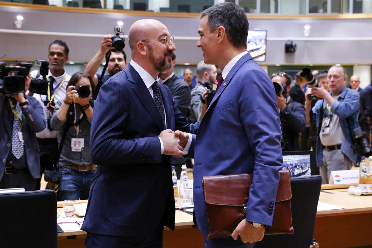 El presidente del Gobierno, Pedro Sánchez, y el presidente del Consejo Europeo, Charles Michel, durante el Consejo Europeo.