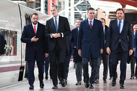 29/11/2023. Inauguraci&#243;n de la variante de Pajares de Alta Velocidad. El presidente del Principado de Asturias, Adri&#225;n Barb&#243;n, el rey Felipe...