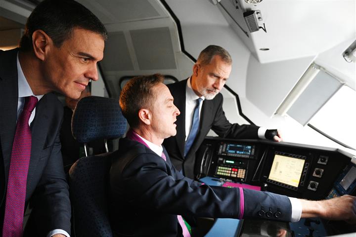 29/11/2023. Inauguration of the High Speed Pajares variant. King Felipe VI and the President of the Government of Spain, Pedro Sánchez, with...