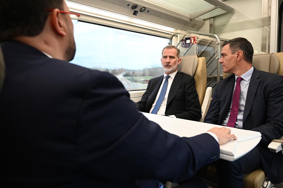 El rey Felipe VI y el presidente del Gobierno, durante el viaje inaugural de la Alta Velocidad con destino Oviedo