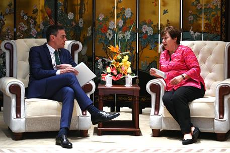 30/03/2023. Viaje del presidente a China. El presidente del Gobierno se re&#250;ne con la Directora Gerente del FMI, Kristalina Georgieva