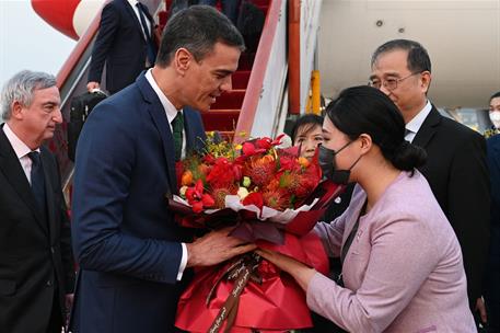 30/03/2023. Viaje de Pedro S&#225;nchez a China: Pek&#237;n. El presidente del Gobierno, Pedro S&#225;nchez, recibe un ramo de flores a su llegada al aerop...