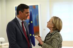 El presidente del Gobierno, Pedro Sánchez, conversa con la exsecretaria de Estado de Estados Unidos, Hillary Clinton
