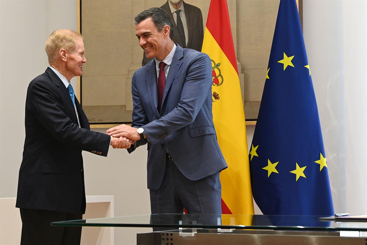 30/05/2023. El presidente recibe al administrador de la NASA. El presidente del Gobierno, Pedro Sánchez, saluda al administrador de la NASA,...