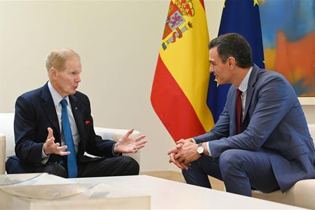 30/05/2023. El presidente recibe al administrador de la NASA. El presidente del Gobierno, Pedro Sánchez, conversa con el administrador de la...