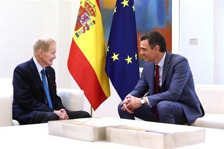 30/05/2023. El presidente recibe al administrador de la NASA. El presidente del Gobierno, Pedro Sánchez, conversa con el administrador de la...