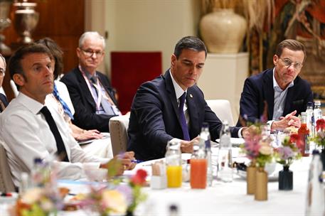 30/06/2023. Pedro S&#225;nchez participa en el Consejo Europeo. El presidente del Gobierno, Pedro S&#225;nchez, junto al presidente franc&#233;s, Emmanuell...