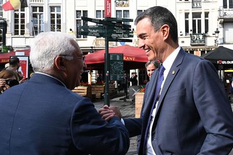 30/06/2023. Pedro S&#225;nchez participa en el Consejo Europeo. El presidente del Gobierno saluda al primer ministro portugu&#233;s en la segunda jorn...