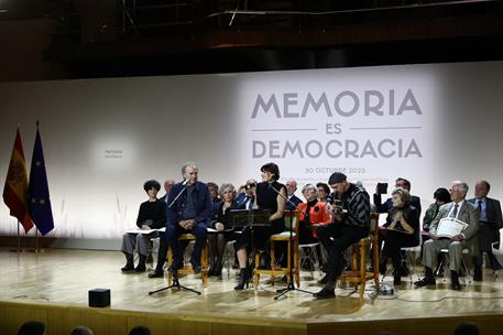 30/10/2023. Los cantantes Joan Manuel Serrat y Rozal&#233;n durante su participaci&#243;n en el acto.