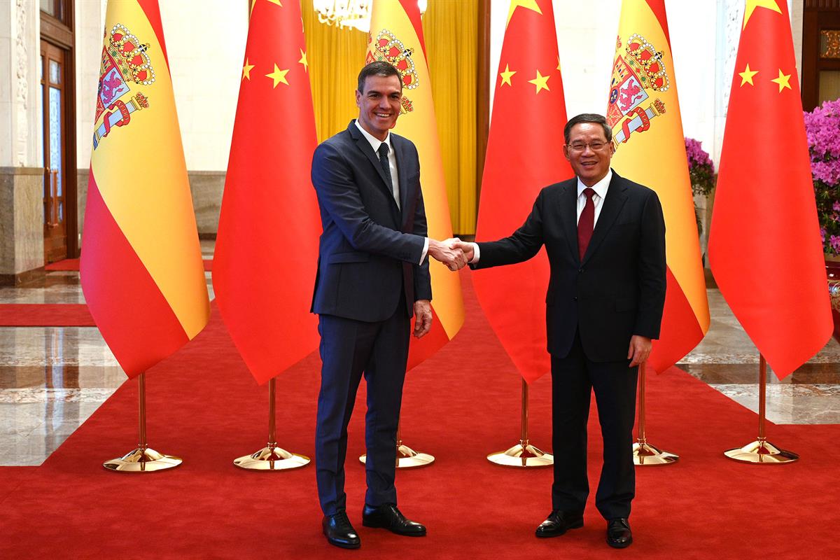 31/03/2023. Viaje del presidente a China: Pekín. El presidente del Gobierno, Pedro Sánchez, a su llegada al Gran Palacio del Pueblo, recibid...