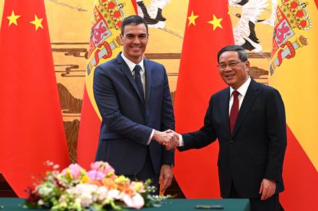 El presidente del Gobierno, Pedro Sánchez, y el primer ministro de la República Popular China, Li Qiang