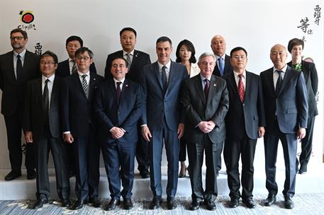 31/03/2023. Viaje del presidente a China: Pekín. El presidente del Gobierno, Pedro Sánchez, con el grupo de operadores turísticos chinos con...