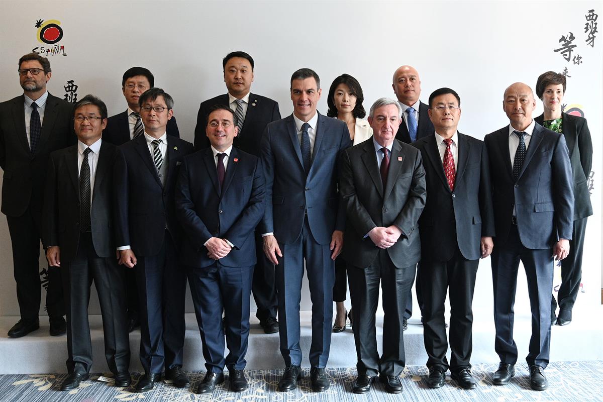 31/03/2023. Viaje del presidente a China: Pekín. El presidente del Gobierno, Pedro Sánchez, con el grupo de operadores turísticos chinos con...