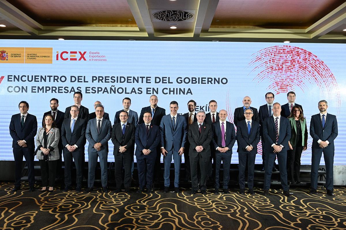 31/03/2023. Viaje del presidente a China: Pekín. El presidente del Gobierno, Pedro Sánchez, con un grupo de empresarios españoles afincados ...