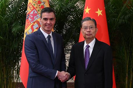 31/03/2023. Viaje del presidente a China: Pekín. El presidente del Gobierno, Pedro Sánchez, es recibido por el presidente de la Asamblea Pop...