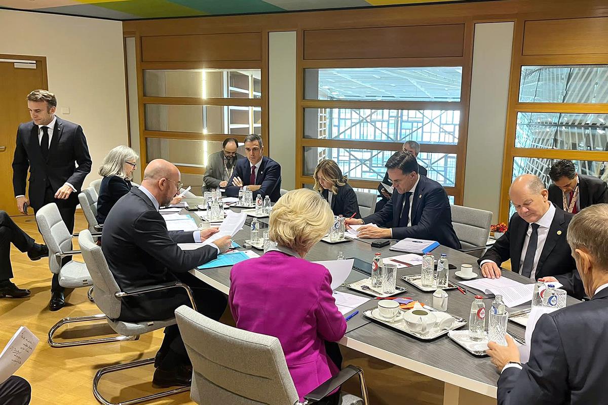 1/02/2024. Pedro Sánchez participa en la reunión extraordinaria del Consejo Europeo. El presidente del Gobierno, Pedro Sánchez, junto a otro...