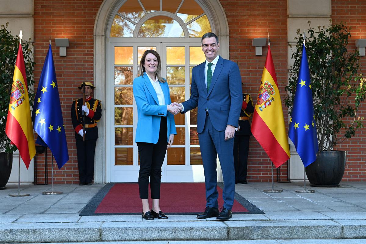 1/03/2024. Pedro Sánchez recibe a la presidenta del Parlamento Europeo, Roberta Metsola.. El presidente del Gobierno,Pedro Sánchez, recibe a...