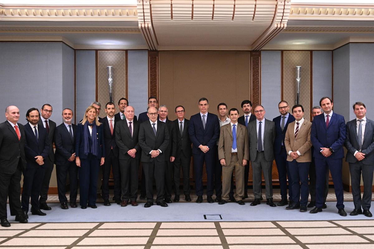 2/04/2024. Viaje oficial de Pedro Sánchez a Arabia Saudí. Foto de familia del encuentro del presidente del Gobierno, Pedro Sánchez, con empr...