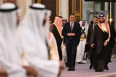 2/04/2024. Viaje oficial de Pedro Sánchez a Arabia Saudí. El presidente del Gobierno, Pedro Sánchez, es recibido por el príncipe heredero de...