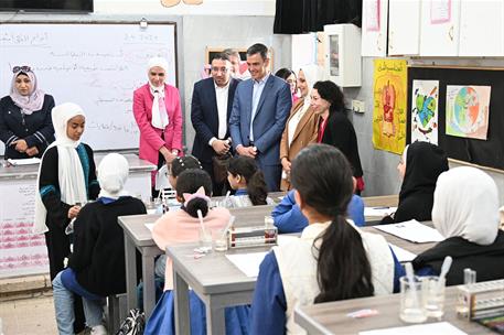 2/04/2024. Viaje oficial de Pedro Sánchez a Jordania. El presidente del Gobierno, Pedro Sánchez, durante su visita al campo de refugiados pa...