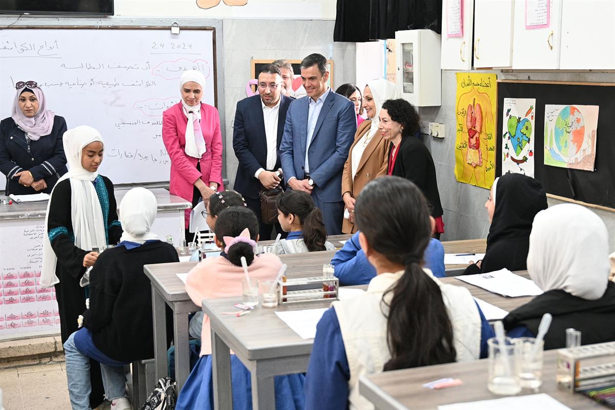 El presidente del Gobierno, Pedro Sánchez, durante su visita al campo de refugiados palestinos de UNWRA.