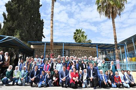 Foto de familia de la visita del presidente del Gobierno, Pedro Sánchez, al campo de refugiados palestinos de UNWRA.