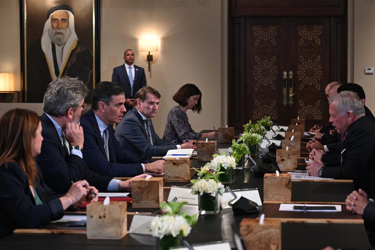 El presidente del Gobierno, Pedro Sánchez, durante el encuentro con S.M. el Rey de Jordania, Abdalá II
