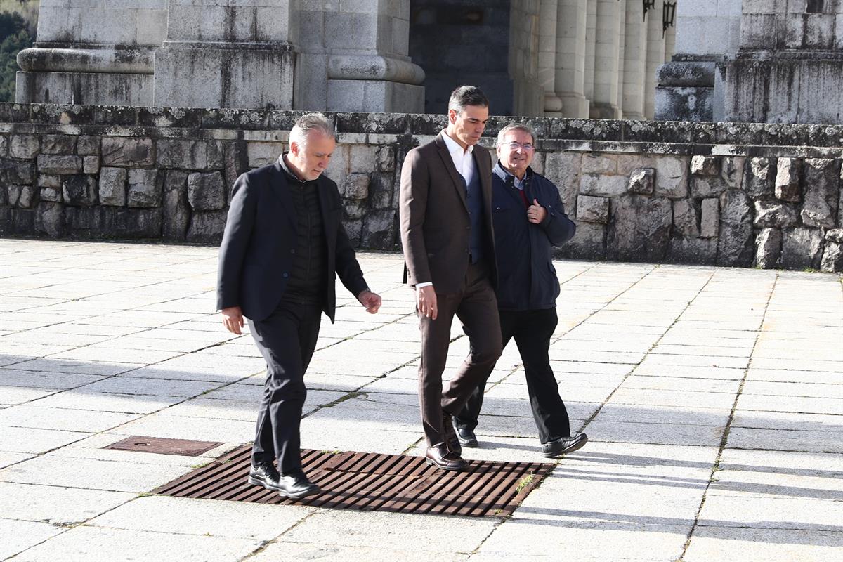 4/04/2024. Pedro Sánchez visita el Valle de Cuelgamuros. El presidente del Gobierno, Pedro Sánchez, acompañado del ministro de Política Terr...