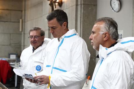 4/04/2024. Pedro Sánchez visita el Valle de Cuelgamuros. El presidente del Gobierno, Pedro Sánchez, durante su visita al laboratorio forense...