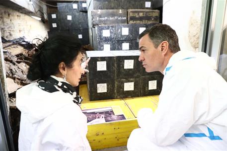 4/04/2024. Pedro S&#225;nchez visita el Valle de Cuelgamuros. El presidente del Gobierno, Pedro S&#225;nchez, durante su visita al laboratorio forense...