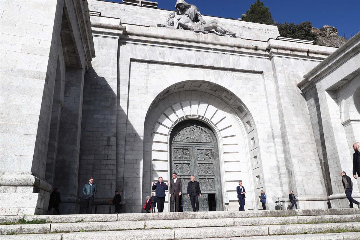 4/04/2024. Pedro Sánchez visita el Valle de Cuelgamuros. El presidente del Gobierno, Pedro Sánchez, acompañado del ministro de Política Terr...