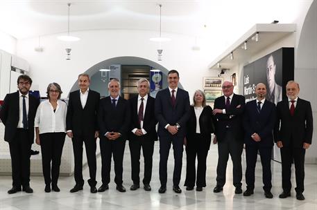 4/04/2024. Pedro S&#225;nchez inaugura la exposici&#243;n sobre Luis Mart&#237;n-Santos. Foto de familia del acto de inauguraci&#243;n de la exposici&#243;n.