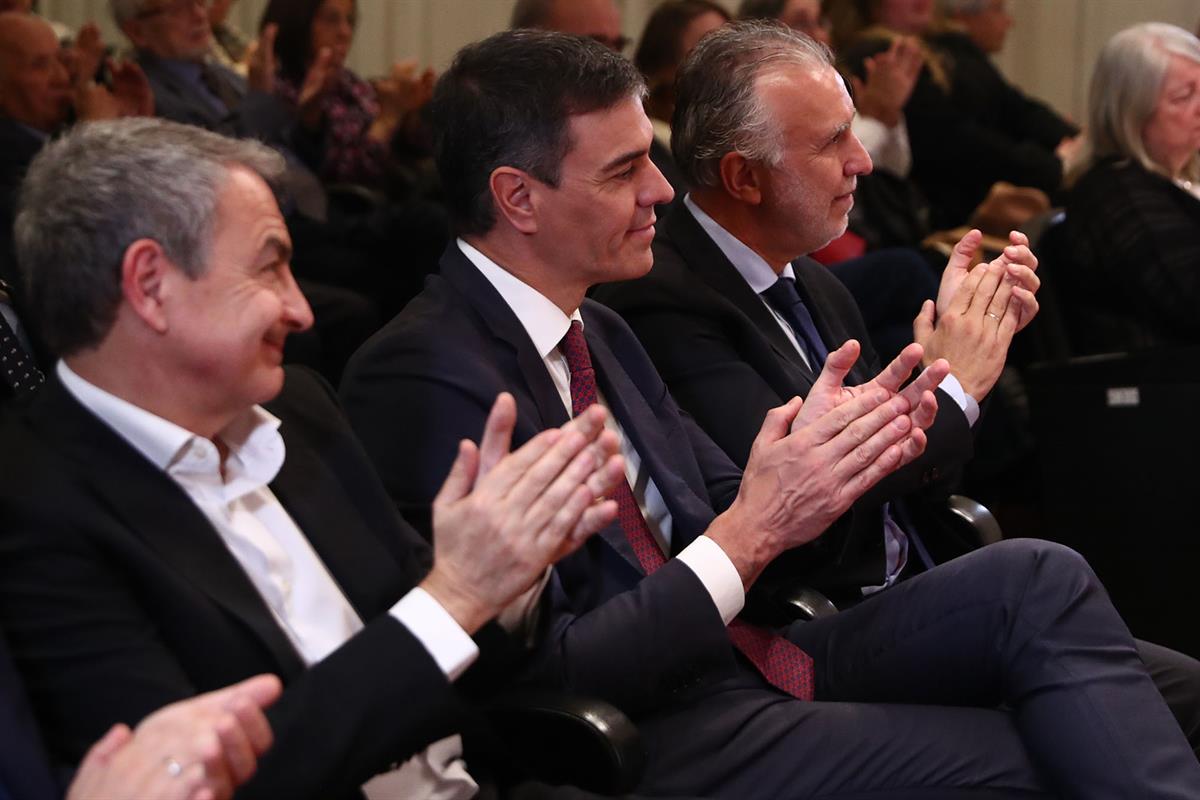 4/04/2024. Pedro Sánchez inaugura la exposición sobre Luis Martín-Santos. El presidente del Gobierno, Pedro Sánchez, junto al ex presidente,...
