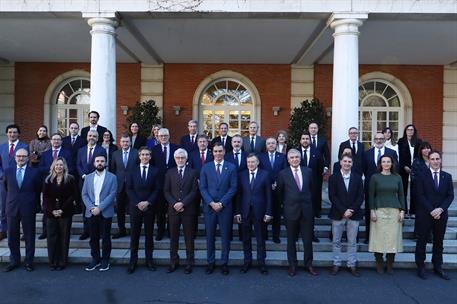 4/12/2024. Almuerzo de trabajo de Pedro Sánchez con miembros del Instituto Hermes. El presidente del Gobierno, Pedro Sánchez, con los miembr...