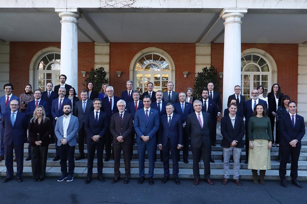 4/12/2024. Almuerzo de trabajo de Pedro Sánchez con miembros del Instituto Hermes. El presidente del Gobierno, Pedro Sánchez, con los miembr...