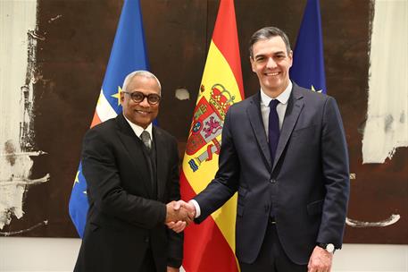 5/04/2024. Pedro Sánchez se reúne con el presidente de Cabo Verde. El presidente del Gobierno, Pedro Sánchez, saluda al presidente de Cabo V...