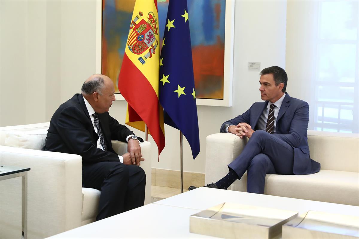 3/06/2024. Pedro Sánchez conversa con el ministro de Asuntos Exteriores de la República Árabe de Egipto, Sameh Shoukry. Pedro Sánchez conver...