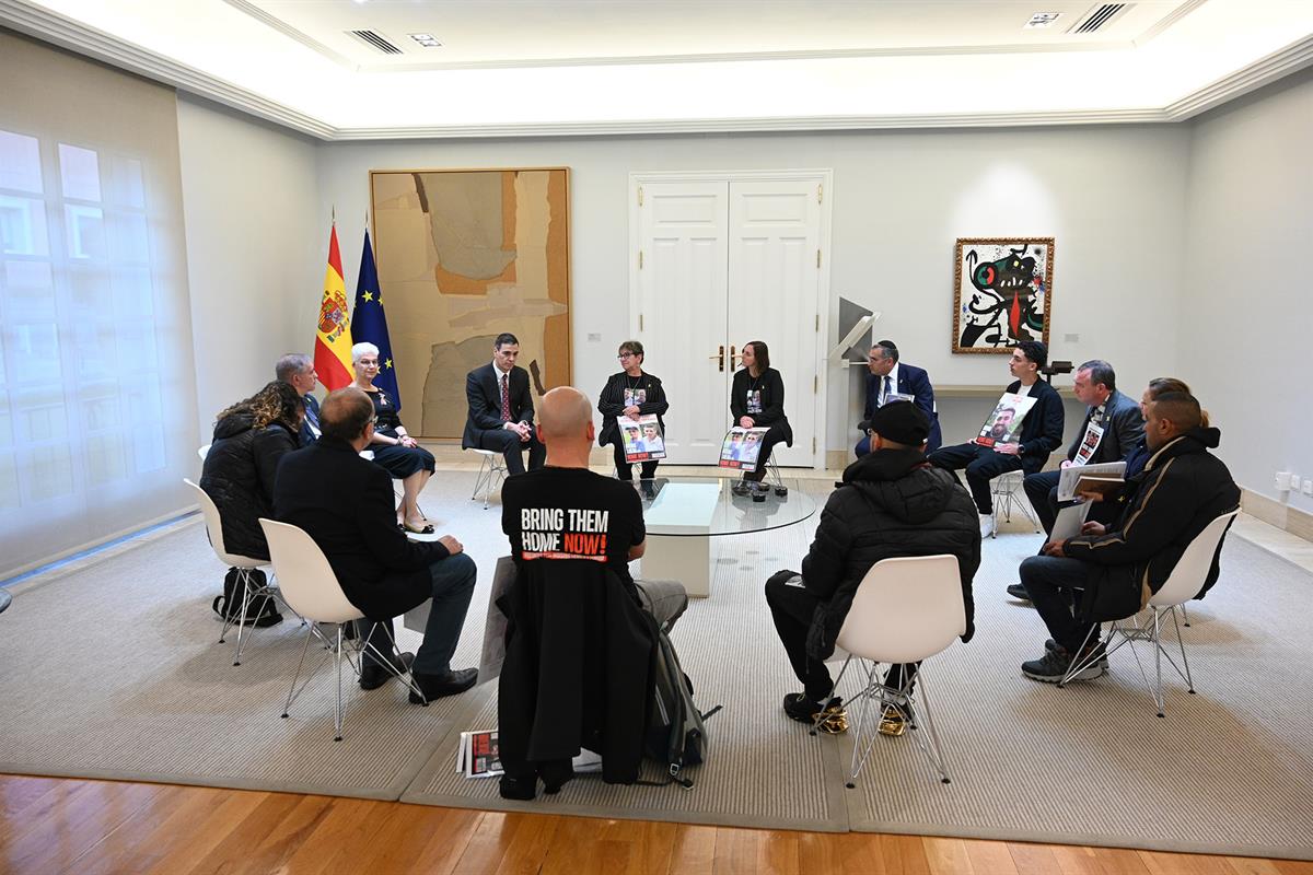 6/02/2024. Sánchez mantiene un encuentro con familiares de rehenes israelíes secuestrados por Hamás en Gaza. El presidente del Gobierno, Ped...