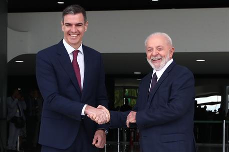El presidente de la República Federativa de Brasil, Luiz Inácio Lula da Silva, recibe al presidente del Gobierno, Pedro Sánchez