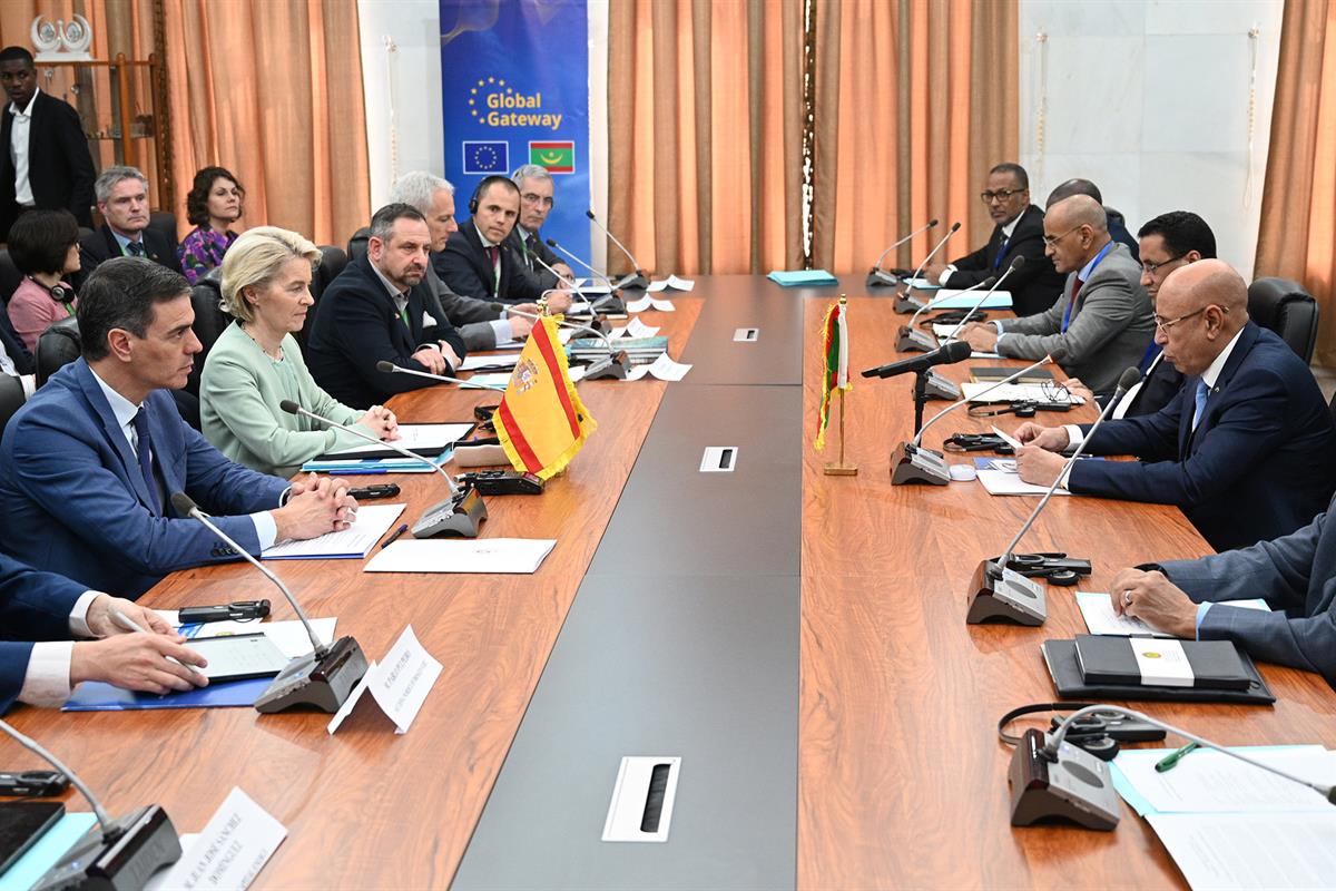 Pedro Sánchez junto a los asistentes a la reunión sobre el hidrógeno verde