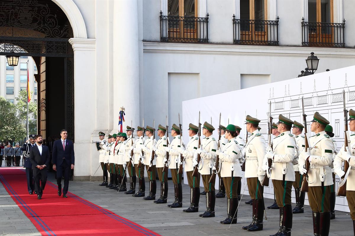 El presidente del Gobierno, Pedro S&aacute;nchez, junto al presidente de la Rep&uacute;blica de Chile, en la ceremonia oficial de bienvenida 