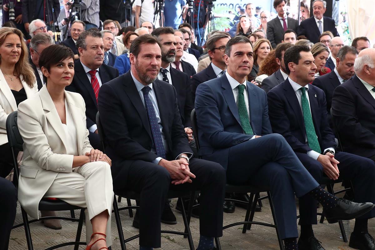 8/04/2024. El presidente del Gobierno visita Sevilla. La ministra de Vivienda y Agenda Urbana, Isabel Rodríguez, el ministro de Transportes ...