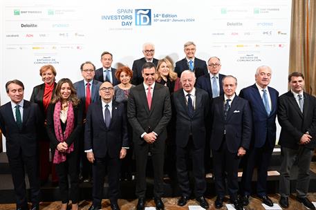 11/01/2024. Sánchez clausura el foro financiero internacional Spain Investors Day. Fotografía de familia de la clausura de la XIV edición de...