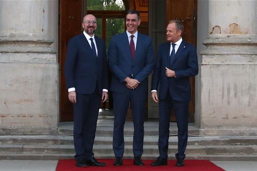 El presidente Pedro Sánchez, junto al primer ministro de Polonia, Donald Tusk y el presidente del Consejo Europeo, Charles Miche