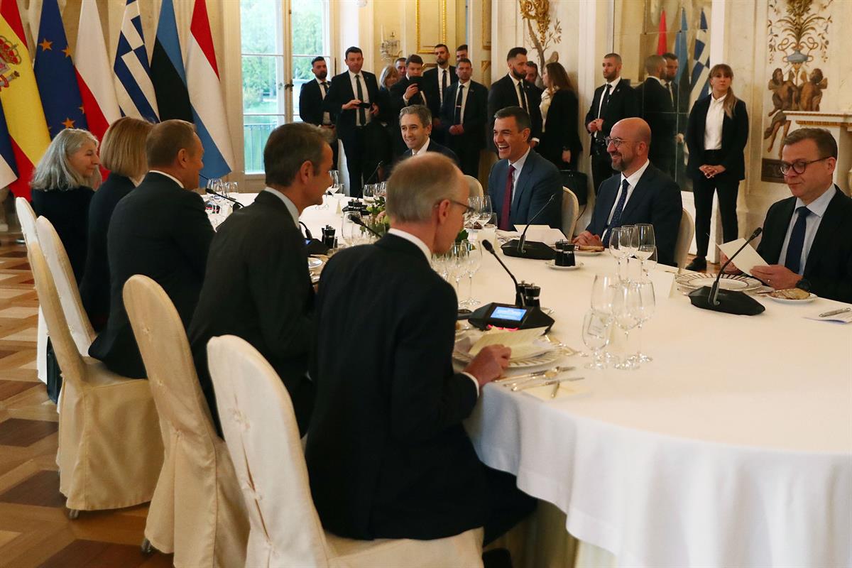 11/04/2024. Viaje Oficial de Pedro Sánchez a Polonia. El presidente del Gobierno, Pedro Sánchez, durante la cena de trabajo sobre la agenda ...