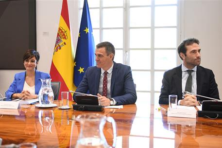 11/04/2024. Pedro Sánchez se reúne con representantes del sector de la vivienda. La ministra de Vivienda y Agenda Urbana, Isabel Rodríguez, ...