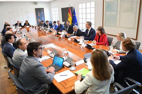 11/04/2024. Pedro Sánchez se reúne con representantes del sector de la vivienda. El presidente del Gobierno, Pedro Sánchez, preside la reuni...